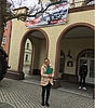Unsere Kollegin Anastasia Sergan am eingang zur Stadthalle Apolda beim Besuch der Berufsmesse JOBStation. © KAUSA Servicestelle Thüringen